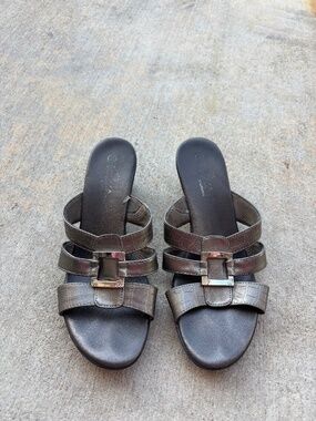 Y2K Silver SBICCA Metallic Leather Kitten Heels